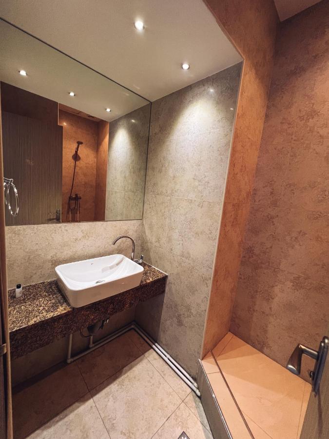 It Hotel Tumanyan Street Jerevan Exteriör bild